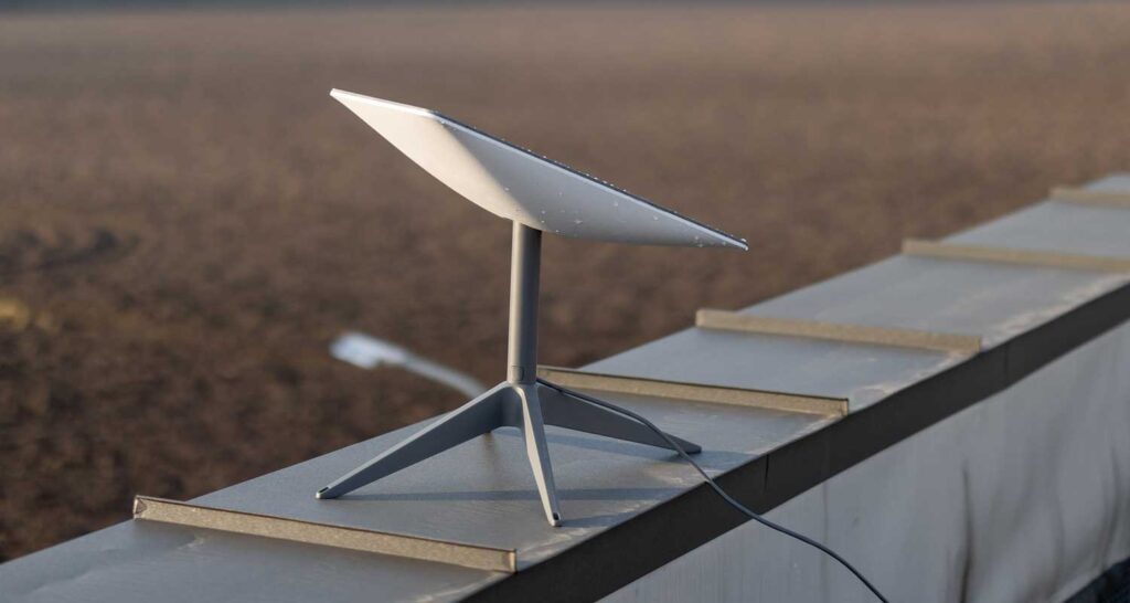  دیش استارلینک High Performance نصب شده روی سقف ساختمان برای اینترنت پرسرعت و پایدار در محیط های شهری 
